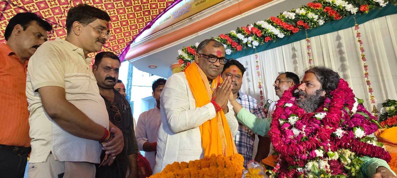 चौकिया धाम में गुरु सीता राम नाम शरण महाराज से आशीर्वाद लेते राज्य मंत्री गिरीश यादव। सोशल मीडि