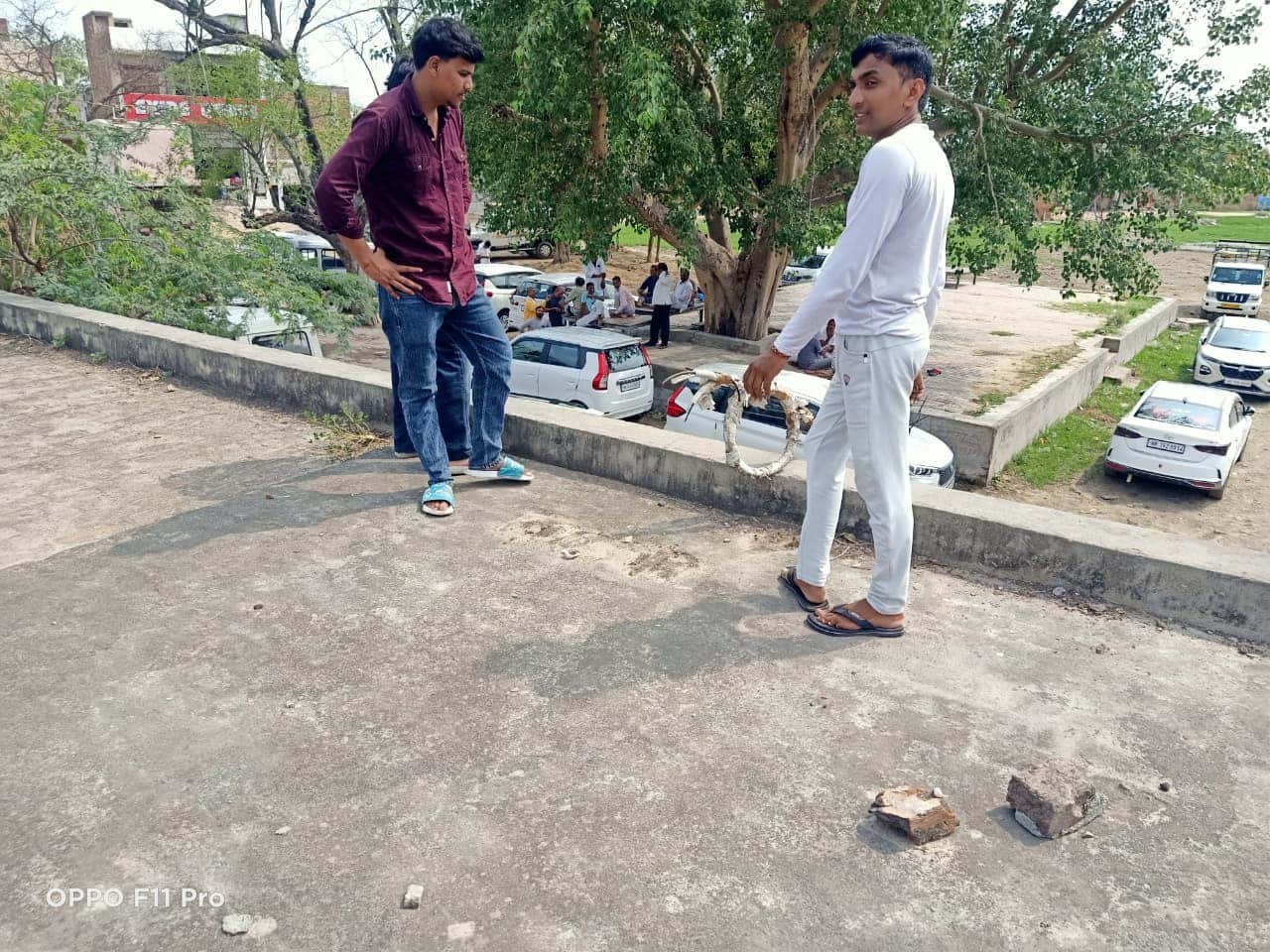 चोरी के बाद कंप्रेसर की वायर देखते दुकानदार।