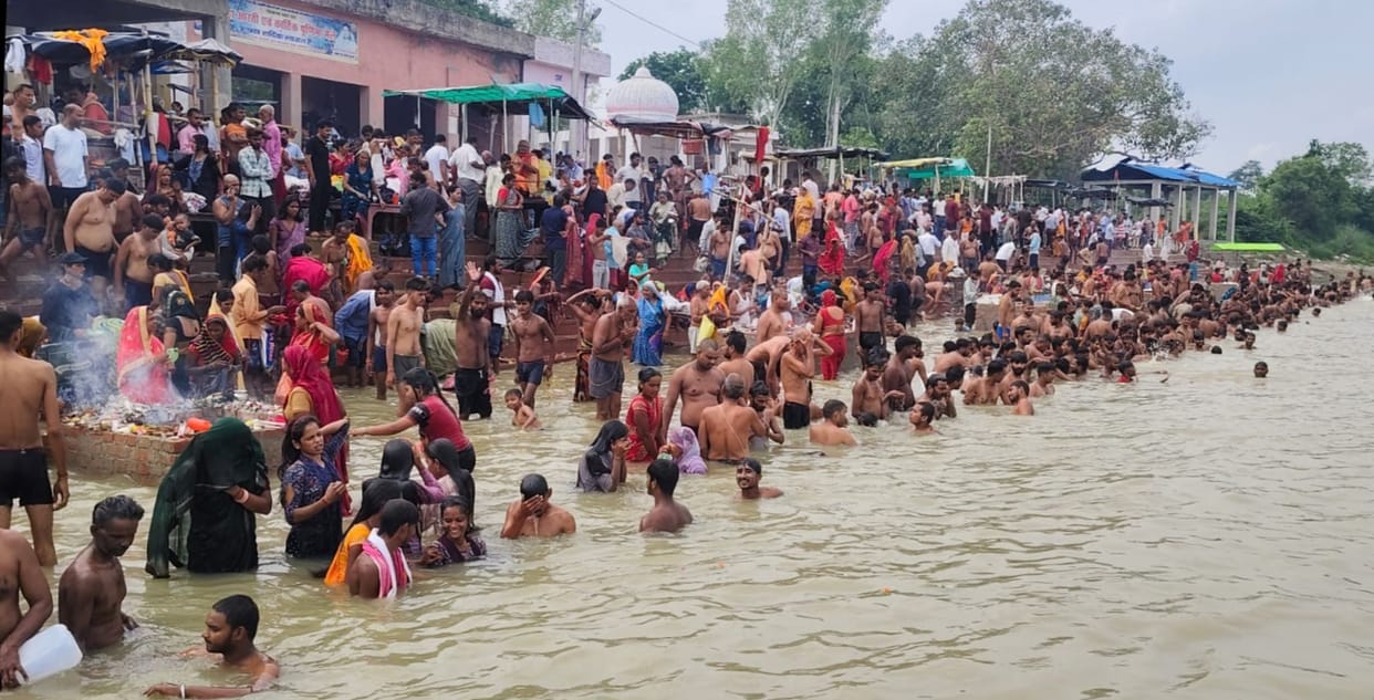 Devotees took a dip in the Ganges on Purnima