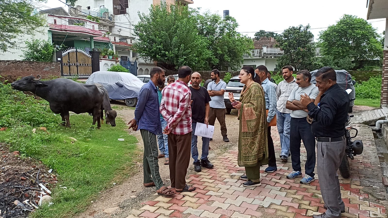 डेयरी का सत्यापन करने पहुंची नगर निगम के पशु चिकित्सा अधिकारी डॉ. दिव्या शर्मा की टीम। सूचना वि