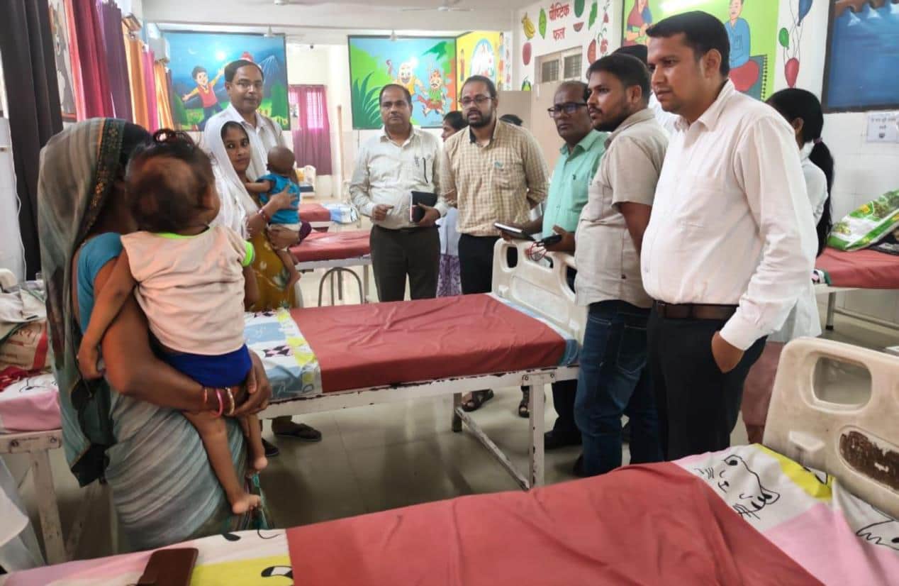 एनआरसी का निरीक्षण करते अधिकारी।