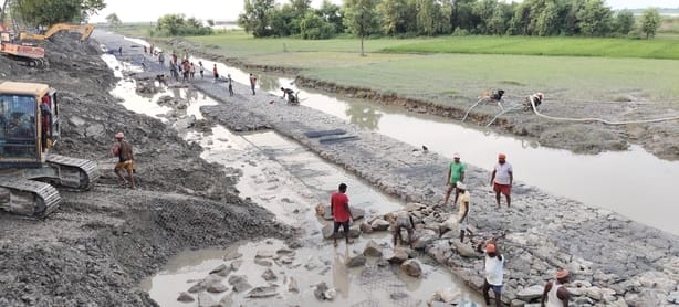 Emphasis on completing flood relief operations by pumping out water.