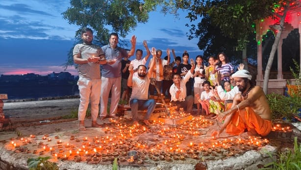 Saint Ravidas was paid homage by lighting 65 lamps on the banks of Yamuna in Bateshwar.