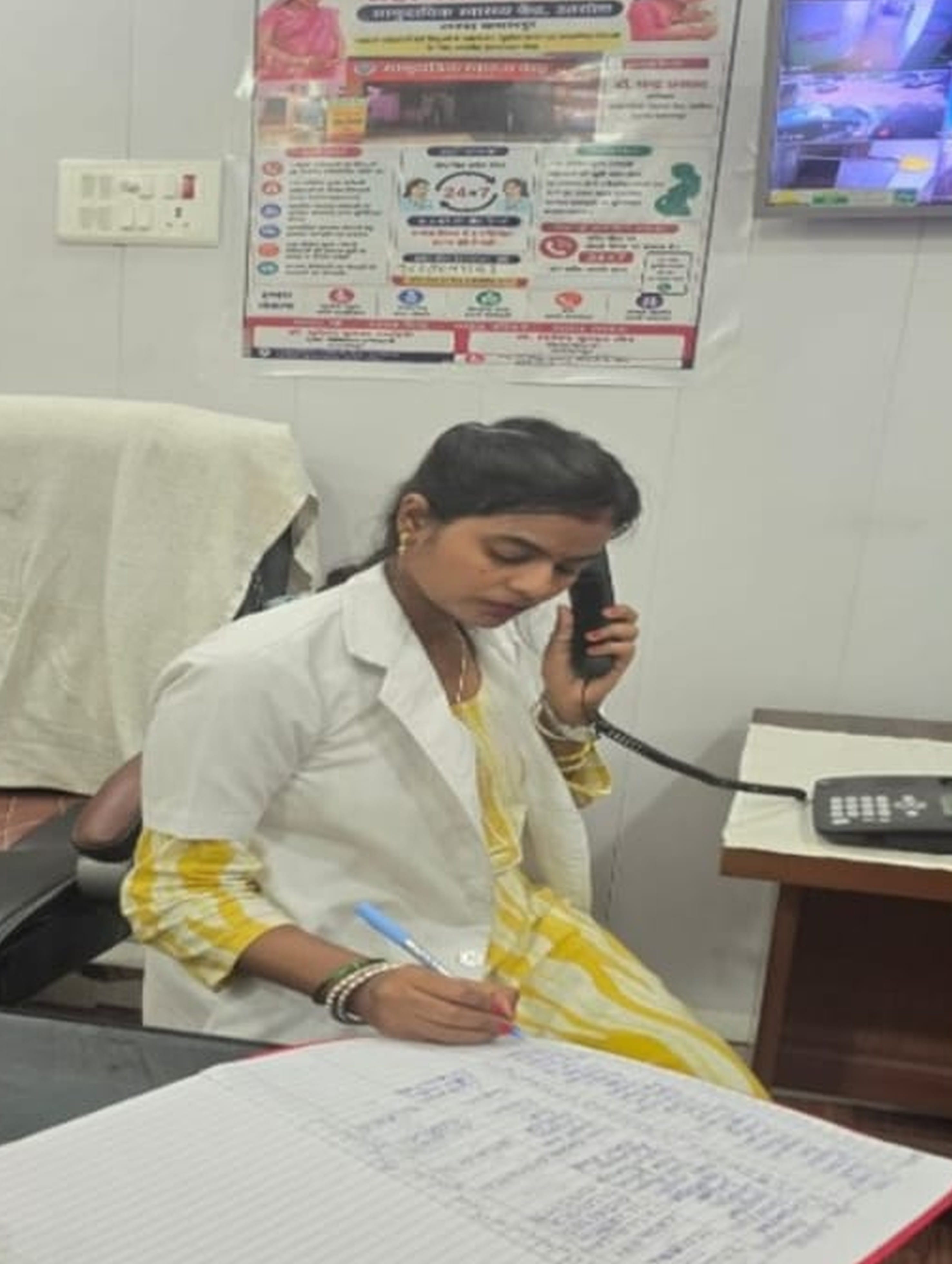 फोन पर लोगों को परामर्श देते चिकित्सक ।