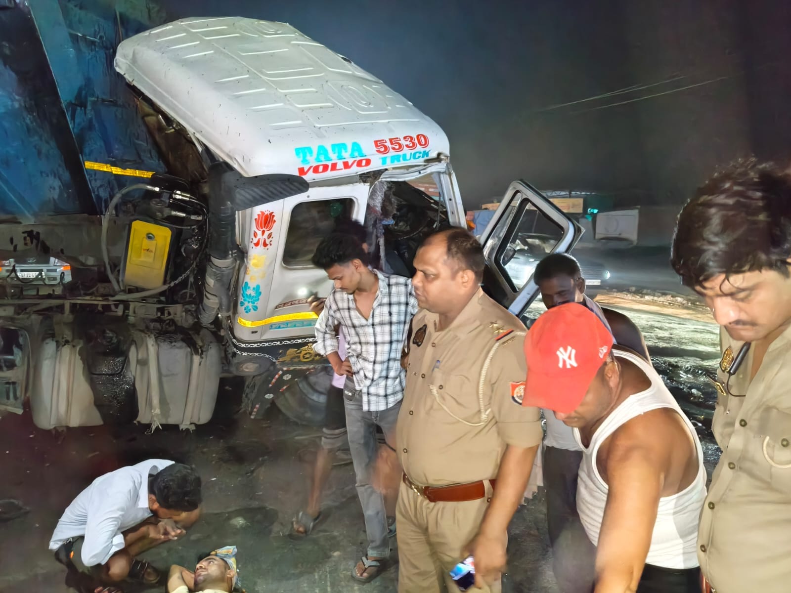 फोटो - 02 घटनास्थल पर पड़ा घायल, जांच करती आटा थाना पुलिस। संवाद
