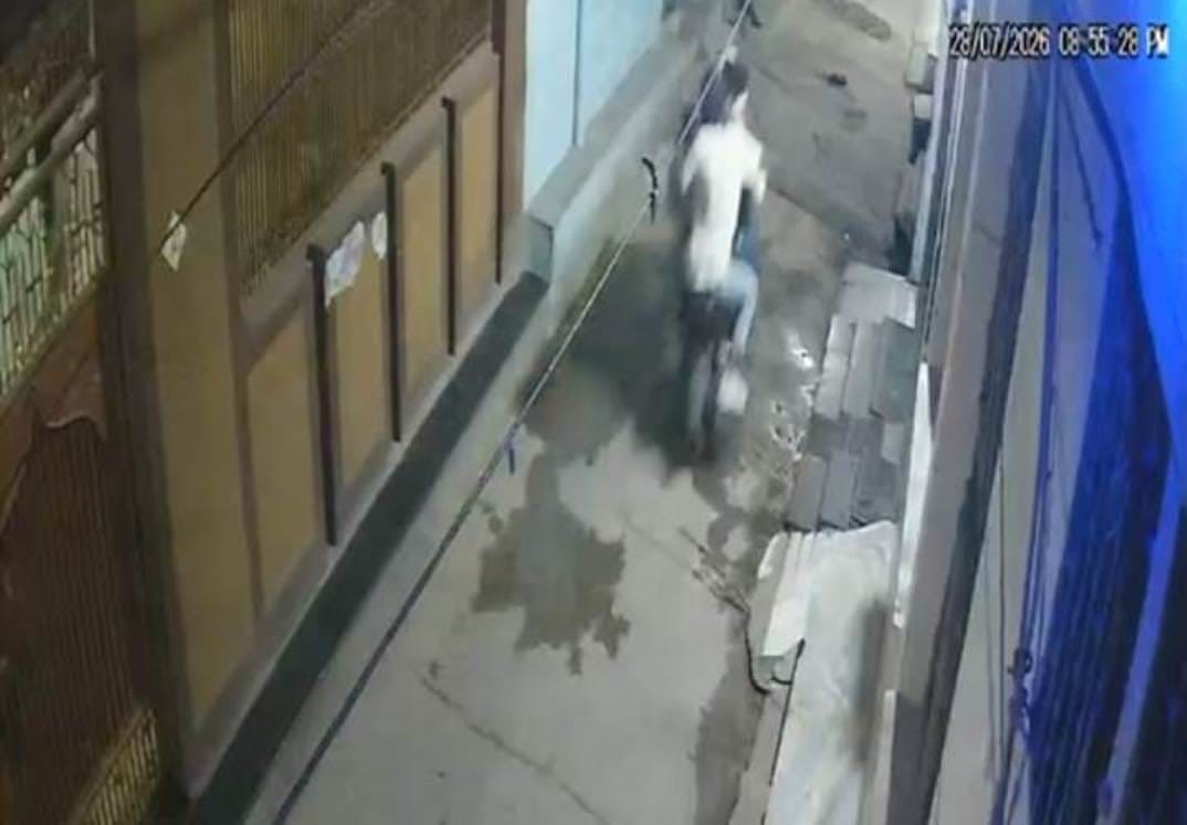 The scoundrels took away a bag containing Rs 1.5 lakh from the businessman's scooter.