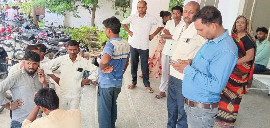 A young man who went to defecate died after being electrocuted.