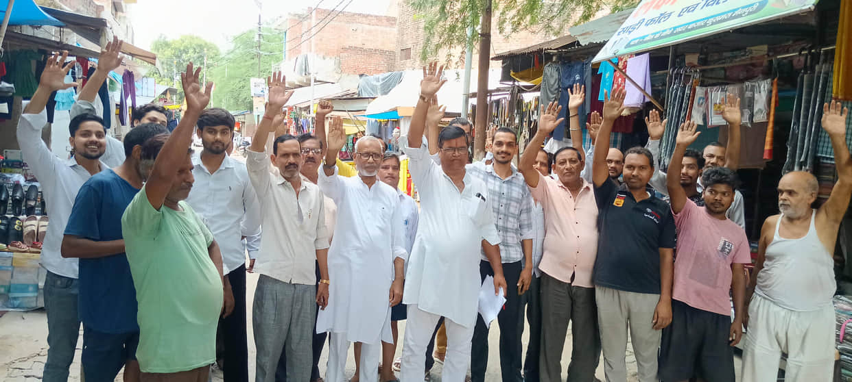 mainpuri news protest weekly market