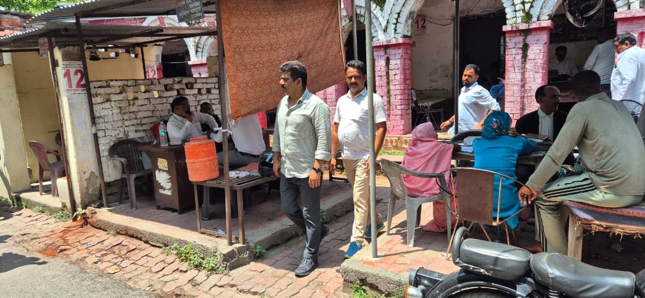 फोटो-18 समर्थकों के साथ कचहरी परिसर में मौजूद पूर्व विधायक ताहिर हुसैन सिद्दकी। संवाद