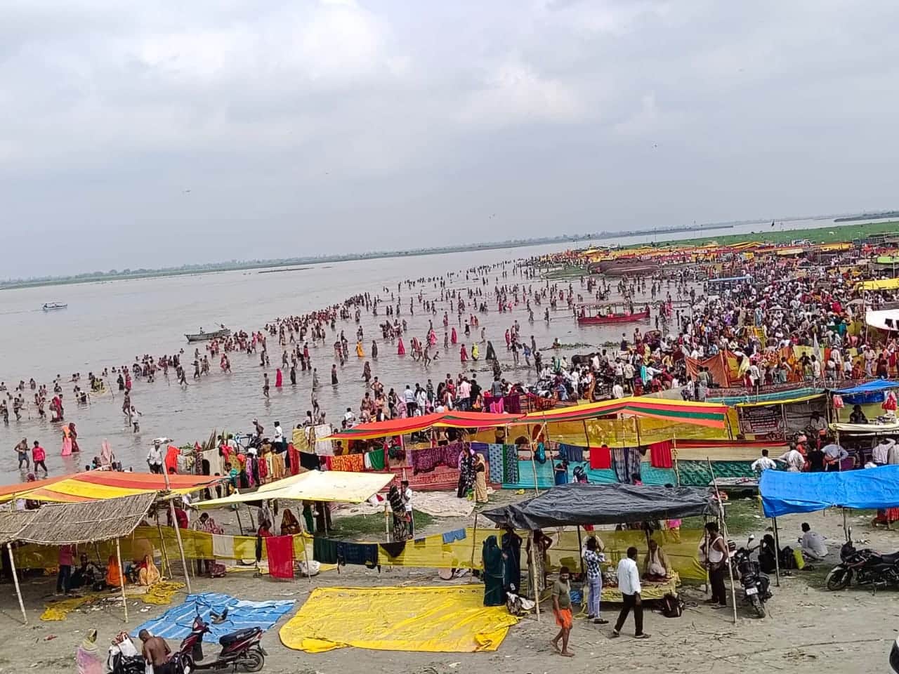 फोटो-19 पांचाल घाट पर गंगा में स्नान करते श्रद्धालुओं की भीड़। संवाद