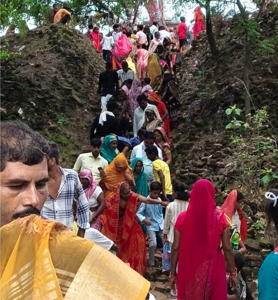फोटो-23 संकिसा के विषारी देवी मंदिर के दर्शन करने जाती भक्तों की भीड़। संवाद