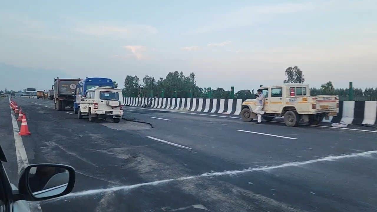 फोटो-24- एक्सप्रेसवे की सड़क का वह हिस्सा जहां से गायब हुई डामर की परत। स्रोत: पाठक