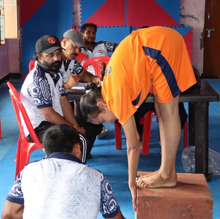 फोटो 30 पीटीएच 20 पी- पिथौरागढ़ स्पोर्ट्स स्टेडियम में ट्रायल में प्रतिभाग करती बालिका। स्रोत: 