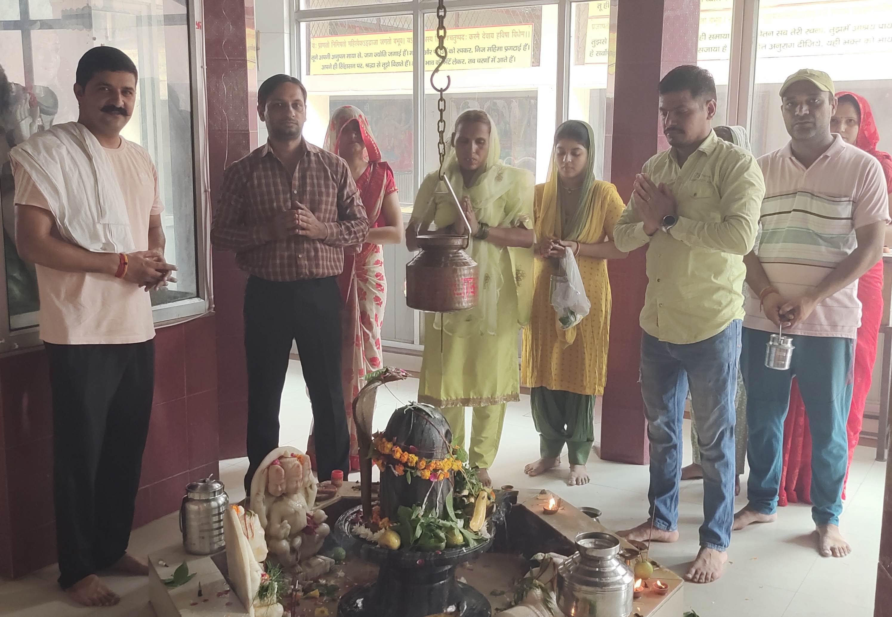 -फोटो 81 : काठ मंडी में स्थित शिव-हनुमान मंदिर में पूजा अर्चना करते श्रद्धालु। संवाद