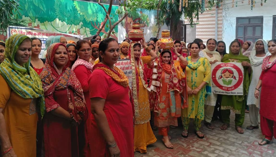 -फोटो 83 : बेटी जन्म पर कुआं पूजन के लिए जाती महिलाएं। स्रोत पाठक