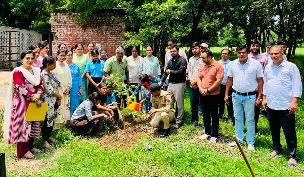 फोटो 91: महाविद्यालय में पौधारोपण करते प्राचार्य और विद्यार्थी। स्रोत महाविद्यालय 