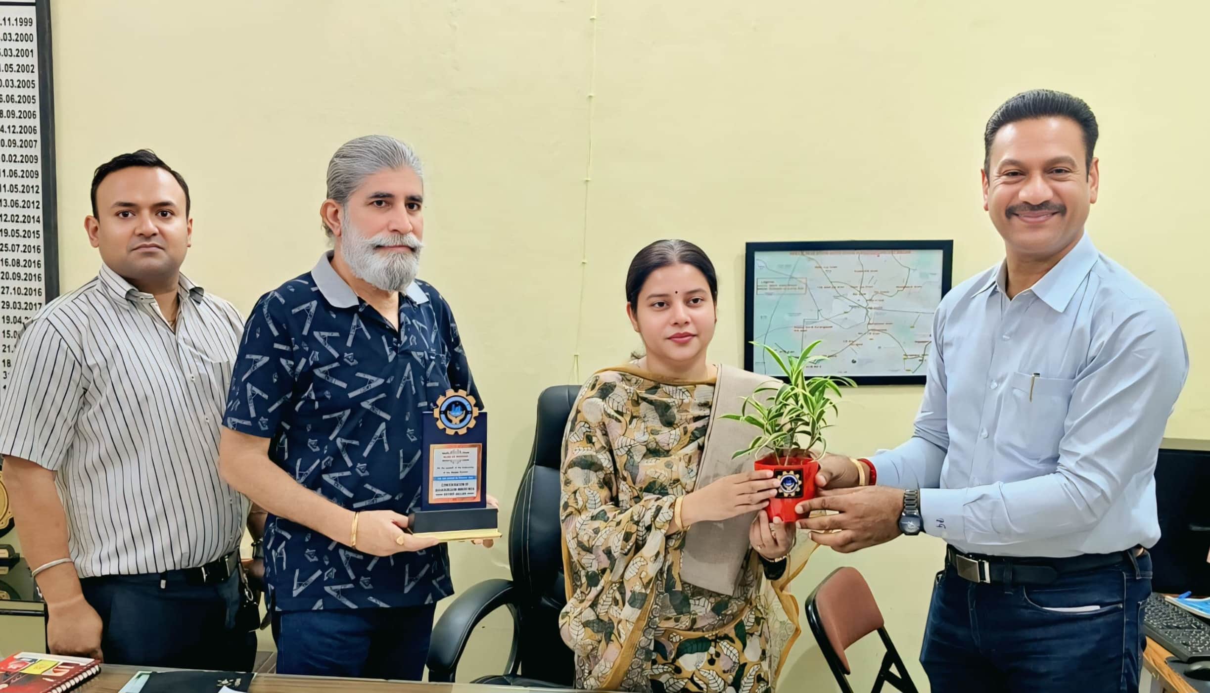 फोटो 92: प्रदूषण कंट्रोल बोर्ड की क्षेत्रीय अधिकारी शमिता का पुष्पगुच्छ भेंट कर स्वागत करते कोब