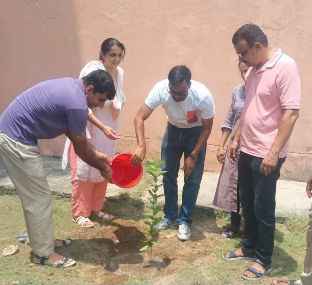 फोटो 94: 'एक पेड़ माँ के नाम' अभियान के तहत जसोर खेड़ी महिला महाविद्यालय में पौधारोपण करते प्राच