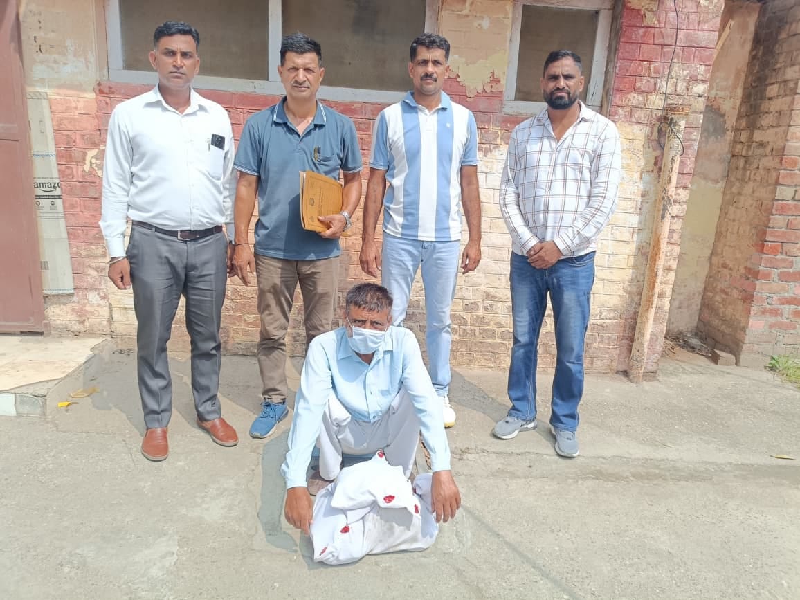 Smuggler arrested with 1.54 kg of charas and 5.95 kg of ganja.