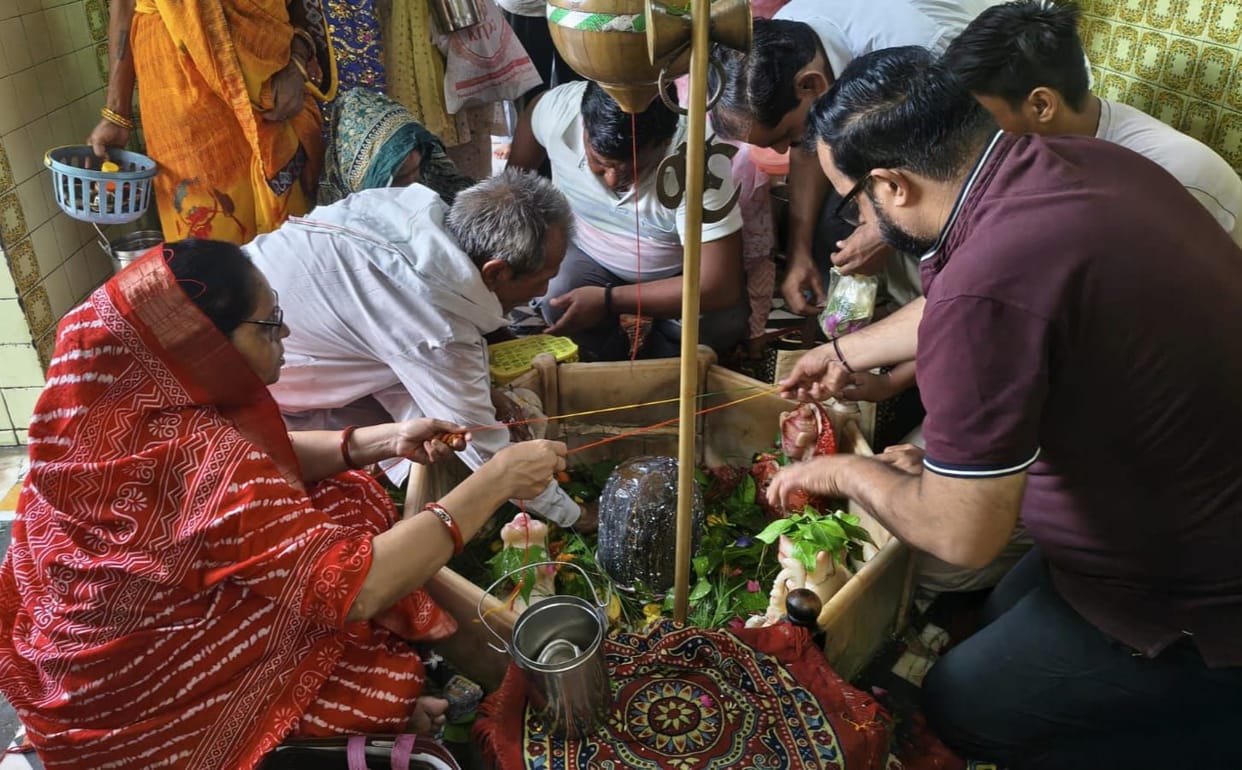 Crowds of devotees thronged Shiva temples on the first day of Sawan, and the ritual bathing of the deity with water Jalabhishek continued throughout the day.