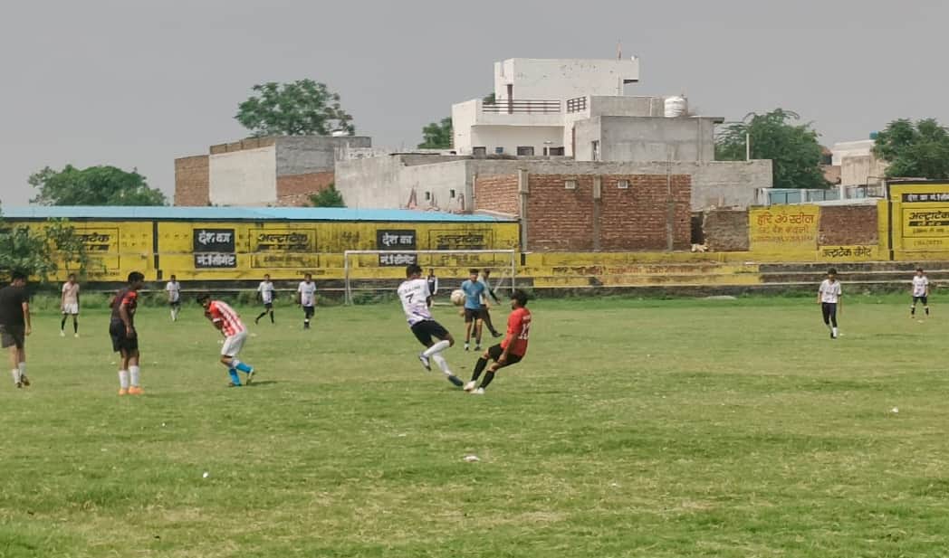 फोटो नंबर 77:  फुटबॉल प्रतियोगिता में गोल के लिए जोर आजमाइश करते खिलाड़ी। (संवाद