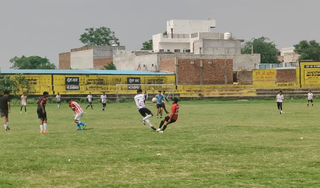 फोटो नंबर 77:  फुटबॉल प्रतियोगिता में गोल के लिए जोर आजमाइश करते खिलाड़ी। (संवाद
