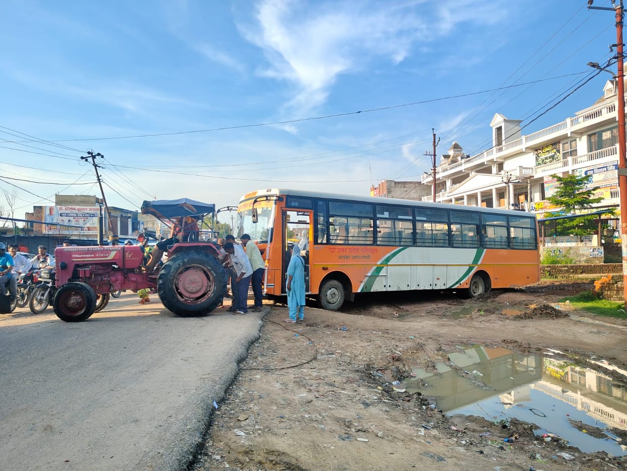 Roadways bus got stuck in the mud at the station premises; pulled out using a tractor.