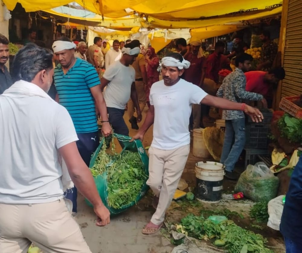 Encroachments removed from the Old Vegetable Market; goods placed on the thoroughfare confiscated.
