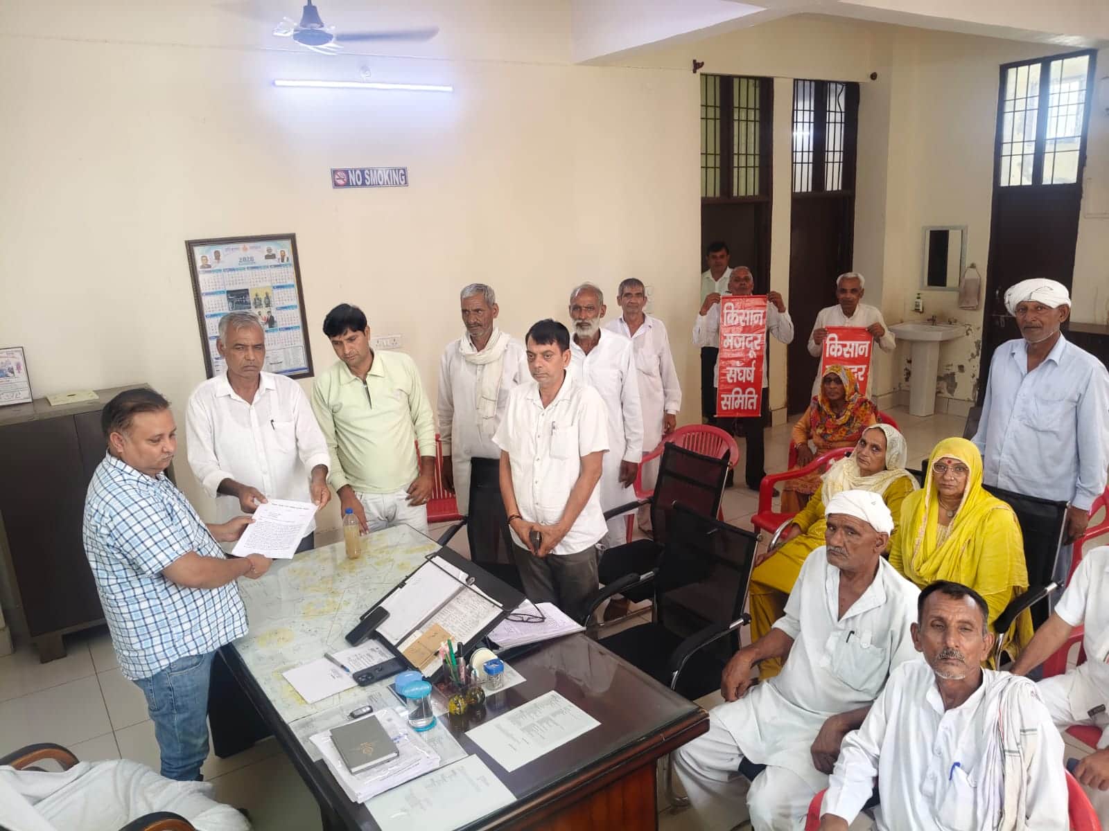 फोटो: सोनीपत के जन स्वास्थ्य अभियांत्रिकी विभाग गोहाना के एसडीओ को शिकायत देते भठगांव के ग्राम