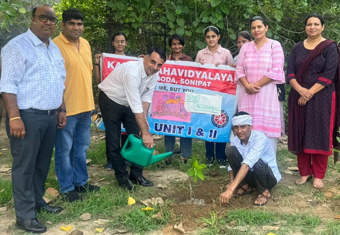 फोटो: सोनीपत के खरखौदा स्थित राजकीय कन्या काॅलेज प्रांगण में पौध रोपते प्राचार्य प्रो. अनिल कु
