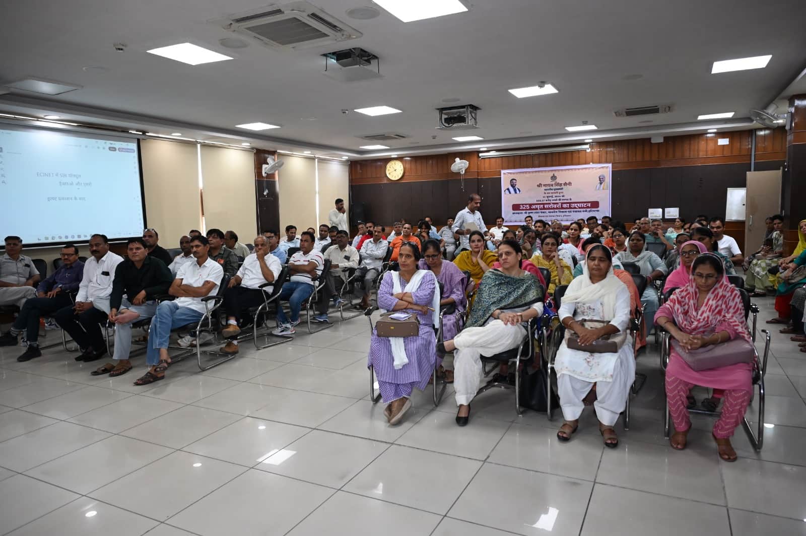फोटो: सोनीपत लघु सचिवालय में प्रशिक्षण के दौरान सुपरवाइजर व बीएलओ। स्रोत: सूचना विभाग