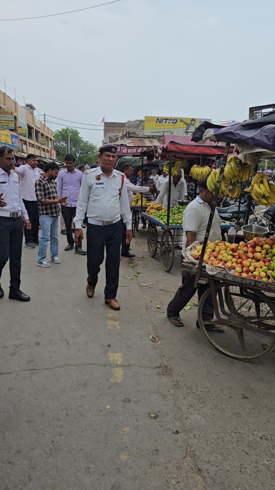 फतेहाबाद के हंस मार्केअ में रेहड़ियां हटवाते हुए ट्रैफिक पुलिस और नगर परिषद के अधिकारी
