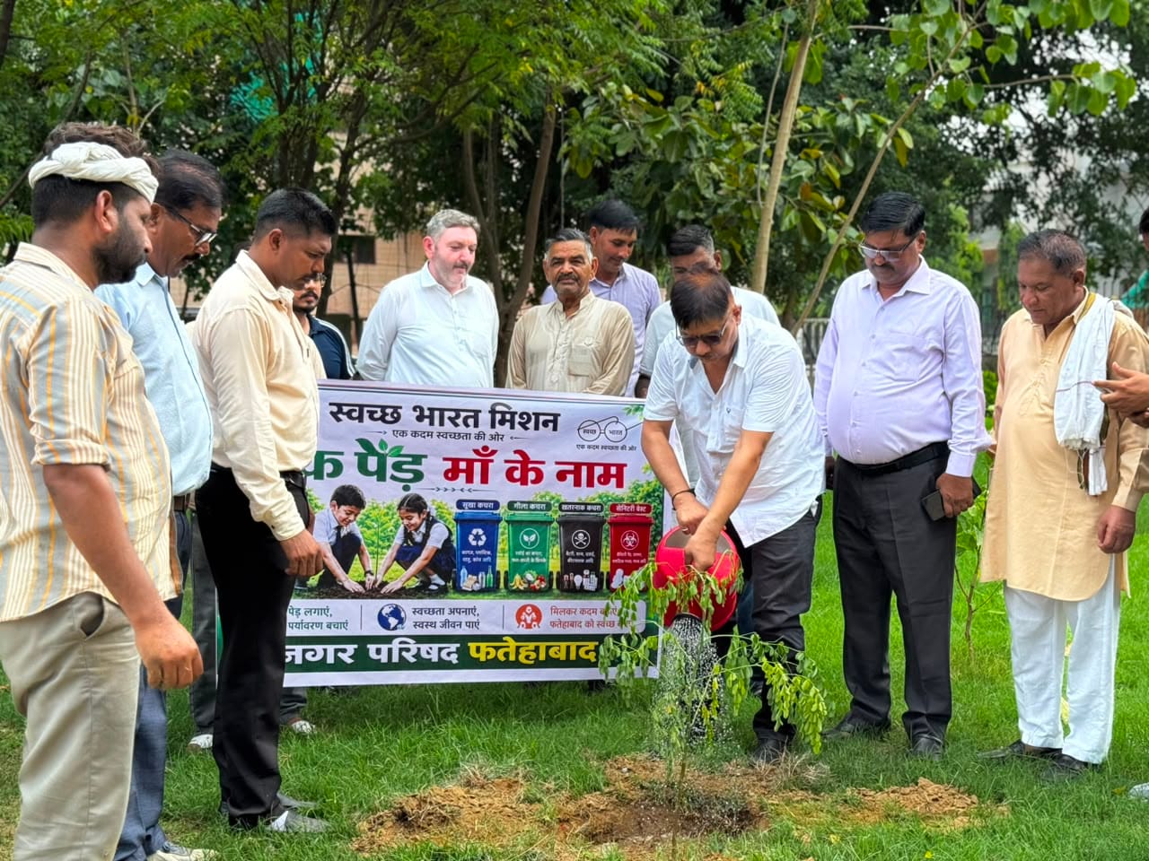फतेहाबाद में पौधरोपण करते हुए नगर परिषद चेयरमैन स्त्रोत नगर परिषद