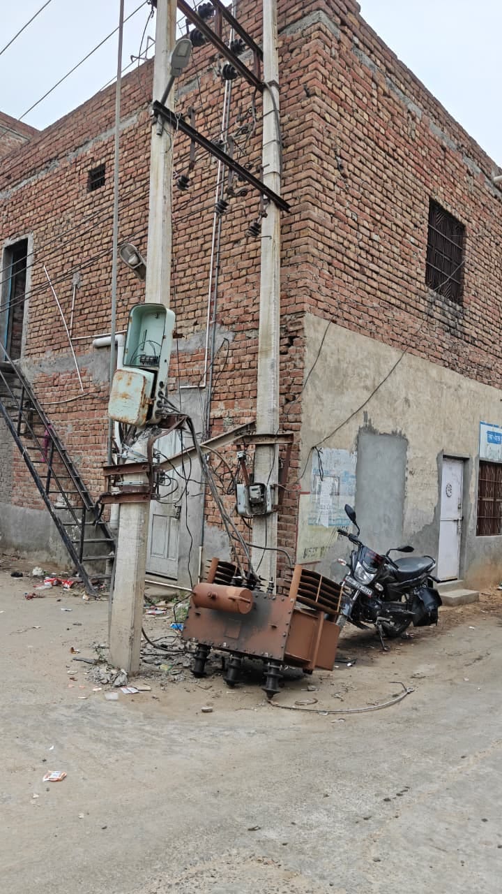Transformer falls after being hit by a school bus; lying on the road causes inconvenience to people