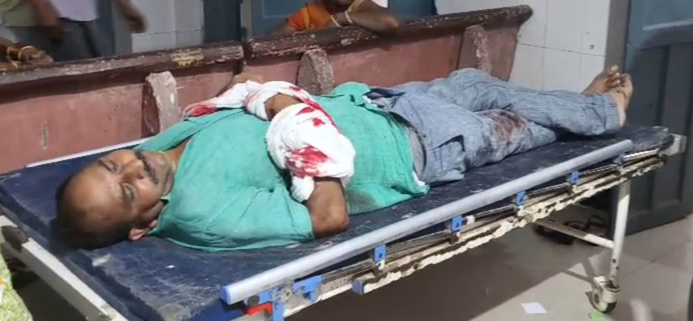 गंगा एक्सप्रेसवे पर अनियंत्रित होकर कार पलटने से घायल युवक।