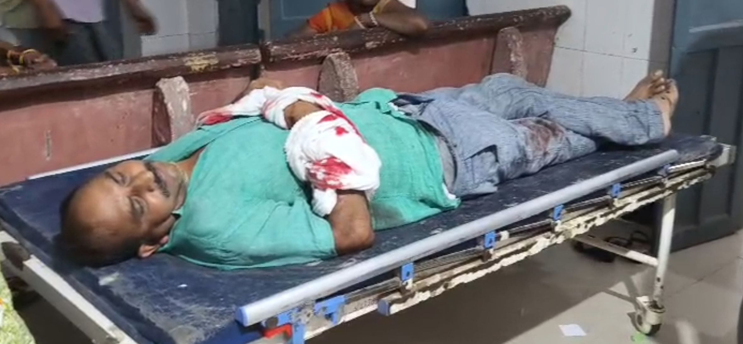 गंगा एक्सप्रेसवे पर अनियंत्रित होकर कार पलटने से घायल युवक।