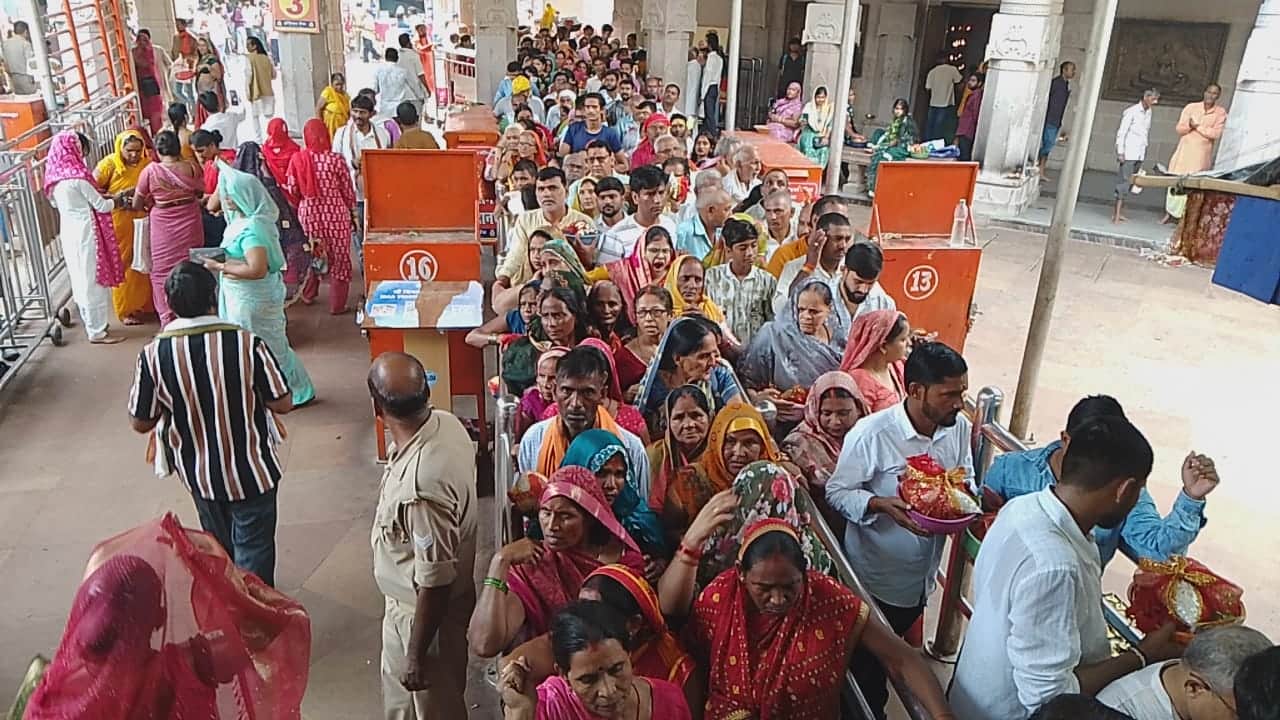 गुरू पूर्णिमा पर मां विंध्यावसिनी के दर्शन पूजन के लिए कतारबद्ध श्रद्धालु, स्रोत संवाद