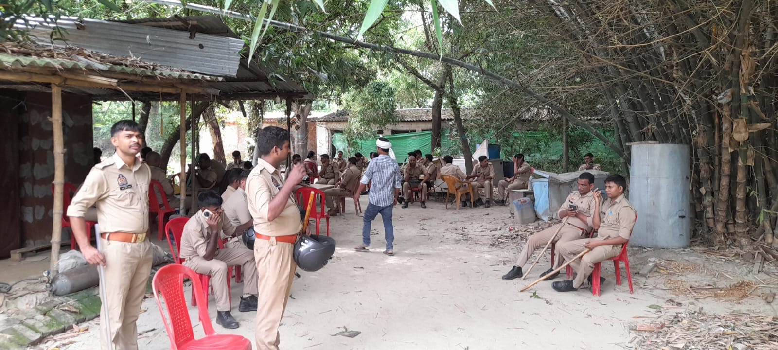 ग्रामीणों के विरोध के चलते घोघा चट्टी पर पुलिस की देखरेख में संचालित हो रही शराब दुकान।संवाद