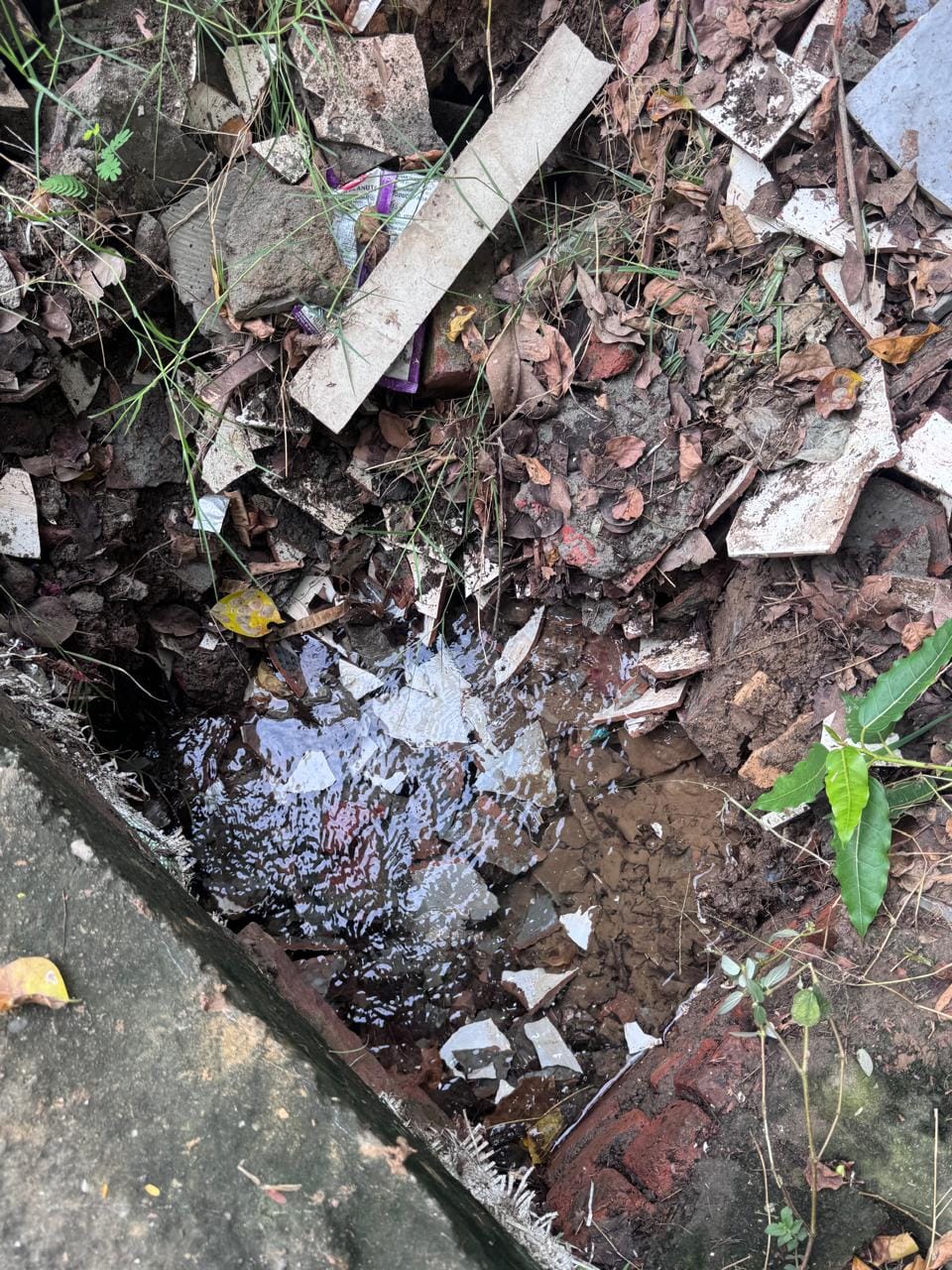 Pipeline leakage troubles residents; contaminated water reaches many homes.