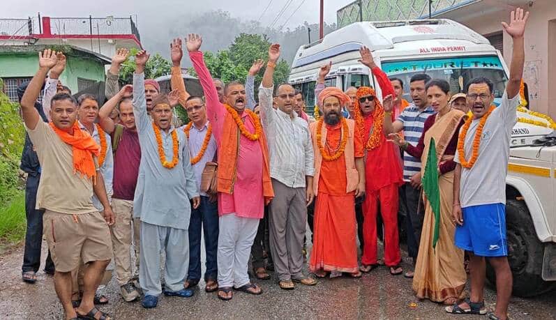 गरुड़ से हरिद्वार के लिए रवाना हुआ कांवड़ यात्रियों का दल।