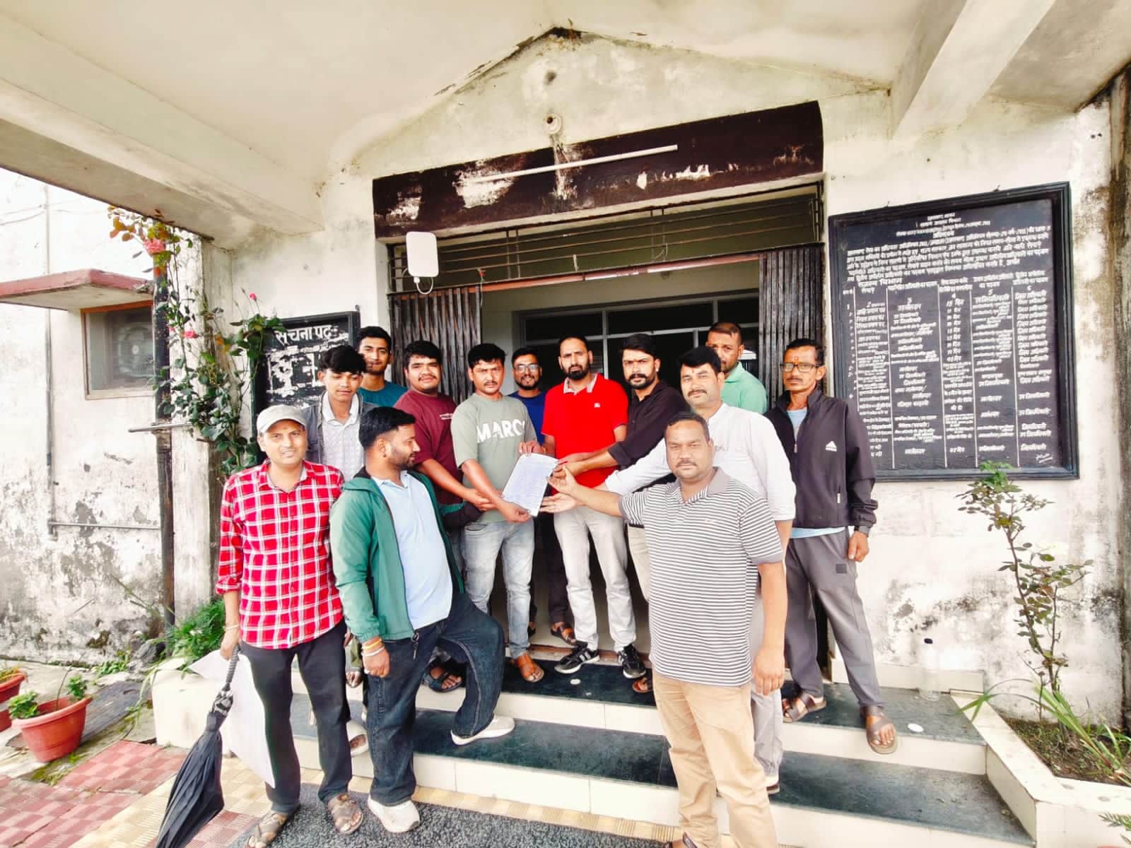 गोवंश की समस्या को लेकर एसडीएम को ज्ञापन सौंपते लोग।
