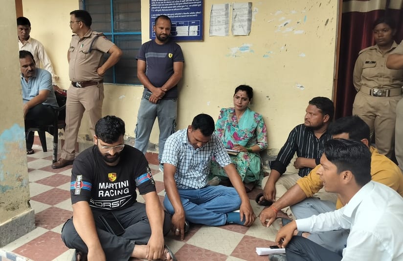 घनसाली शिक्षकों की नियुक्ति की मांग को लेकर खंड शिक्षा अधिकारी कार्यालय में धरने पर बैठे स