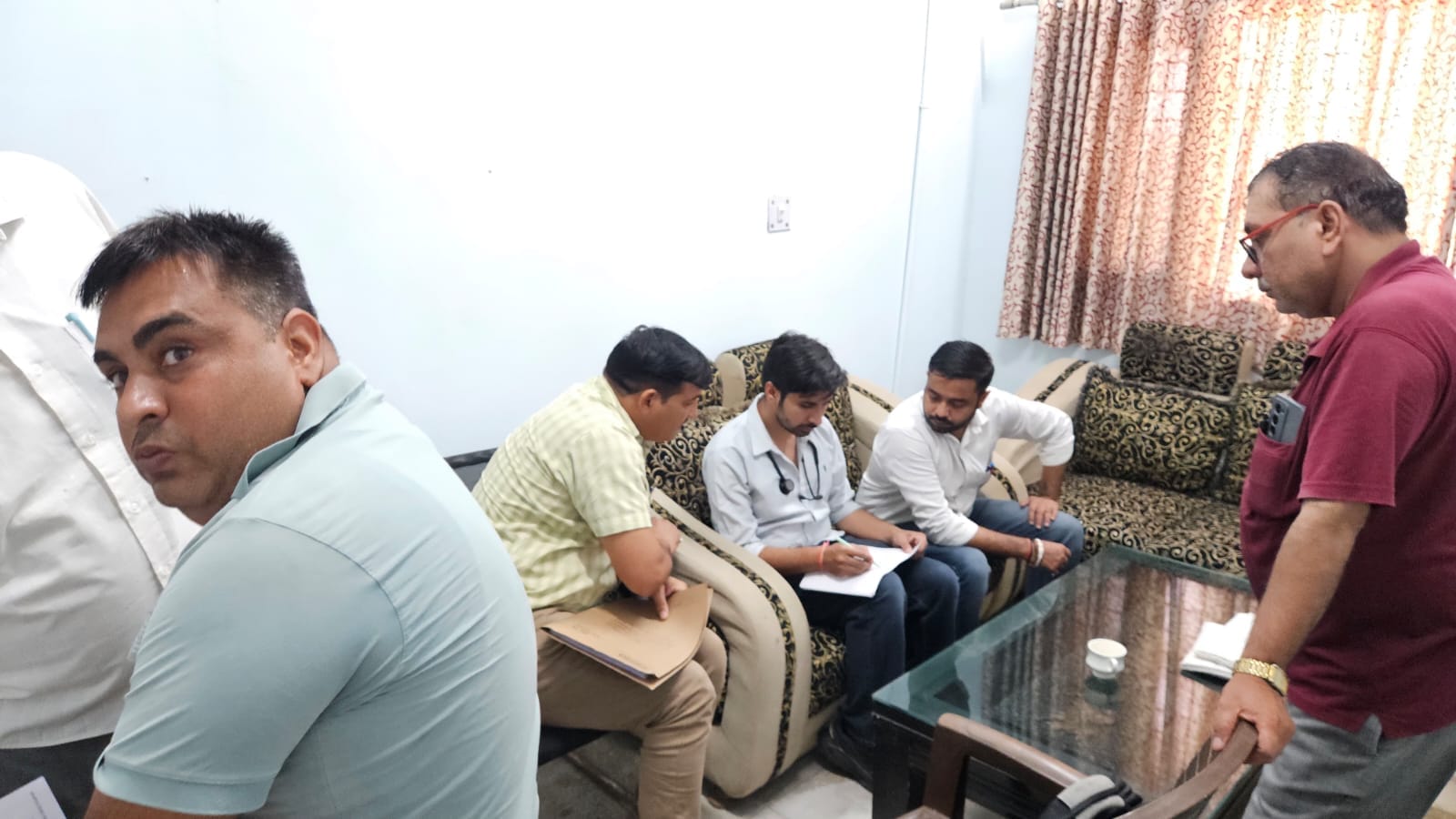 हांसी में जांच करते सीएम फ्लाइंग टीम के सदस्य व चिकित्सक। जागरूक पाठक
