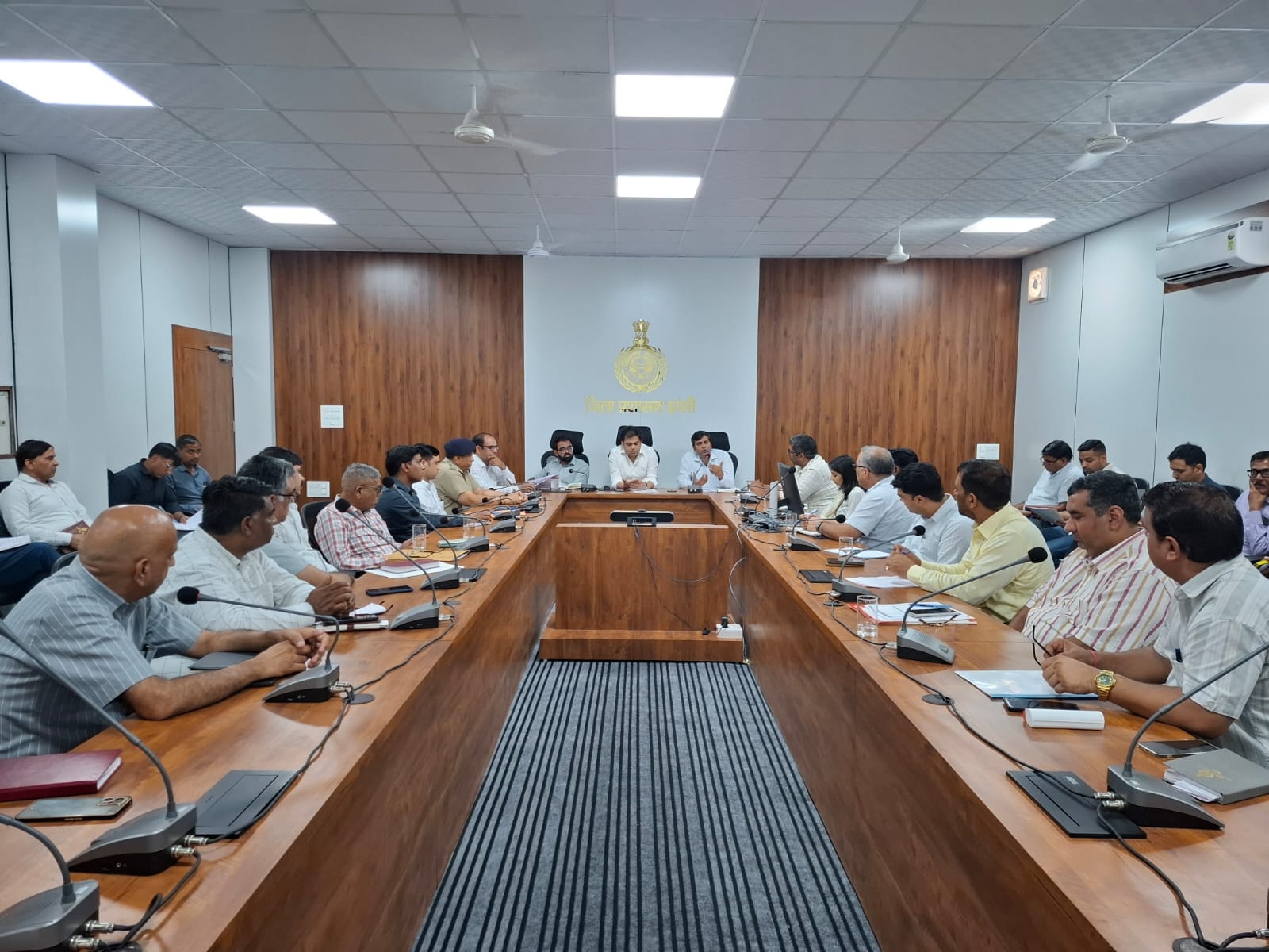 हांसी स्वतंत्रता दिवस समारोह की तैयारियां को लेकर बैठक लेते डीसी राहुल नरवाल। प्रशासन