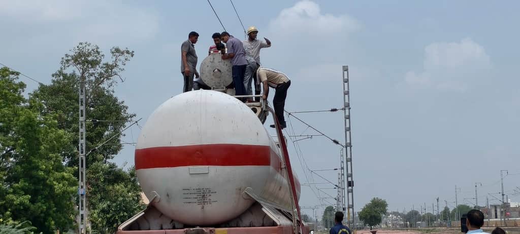 LPG leaks from a tanker on a goods train parked at a railway station; investigation ordered