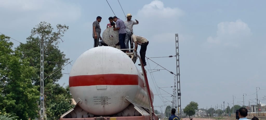 LPG leaks from a tanker on a goods train parked at a railway station; investigation ordered