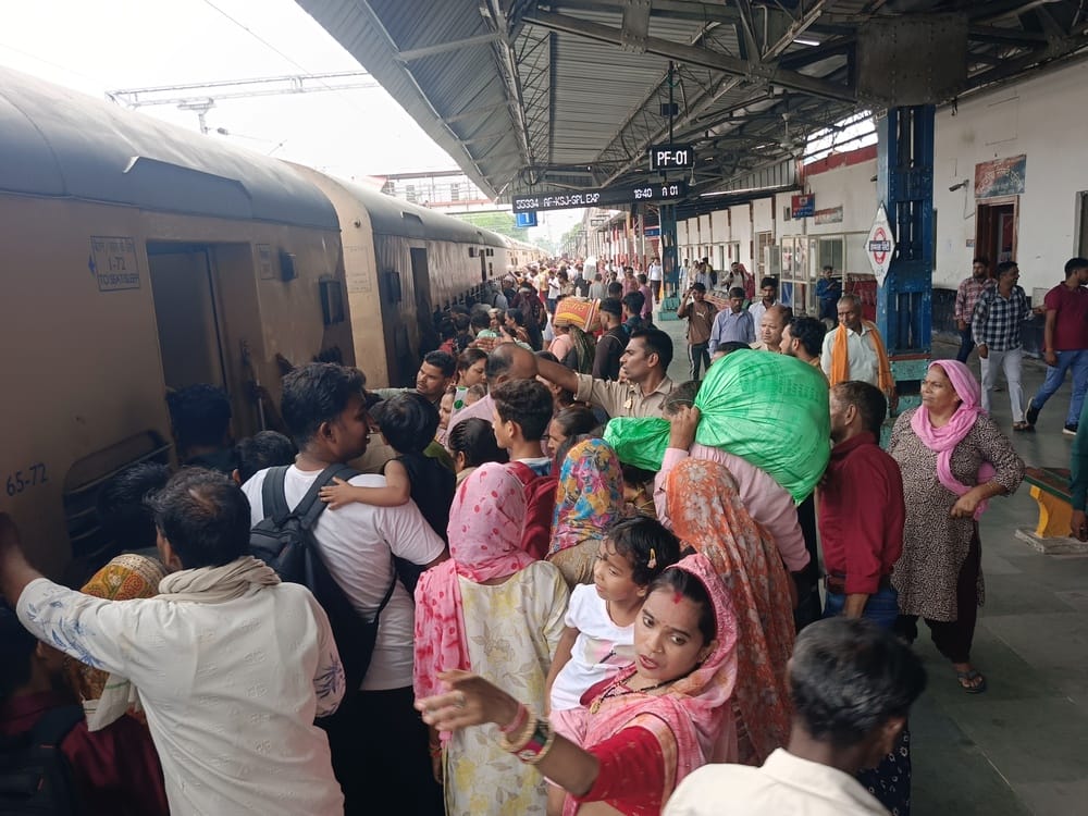 Crowds thronged trains on Guru Purnima; inconvenience increased due to the absence of special trains during the day.