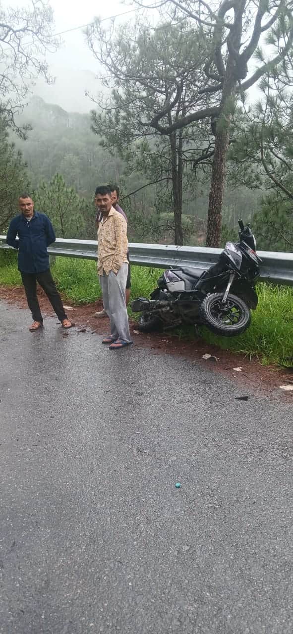 हादसे के बाद सड़क किनारे क्षतिग्रस्त पड़ी स्कूटी।