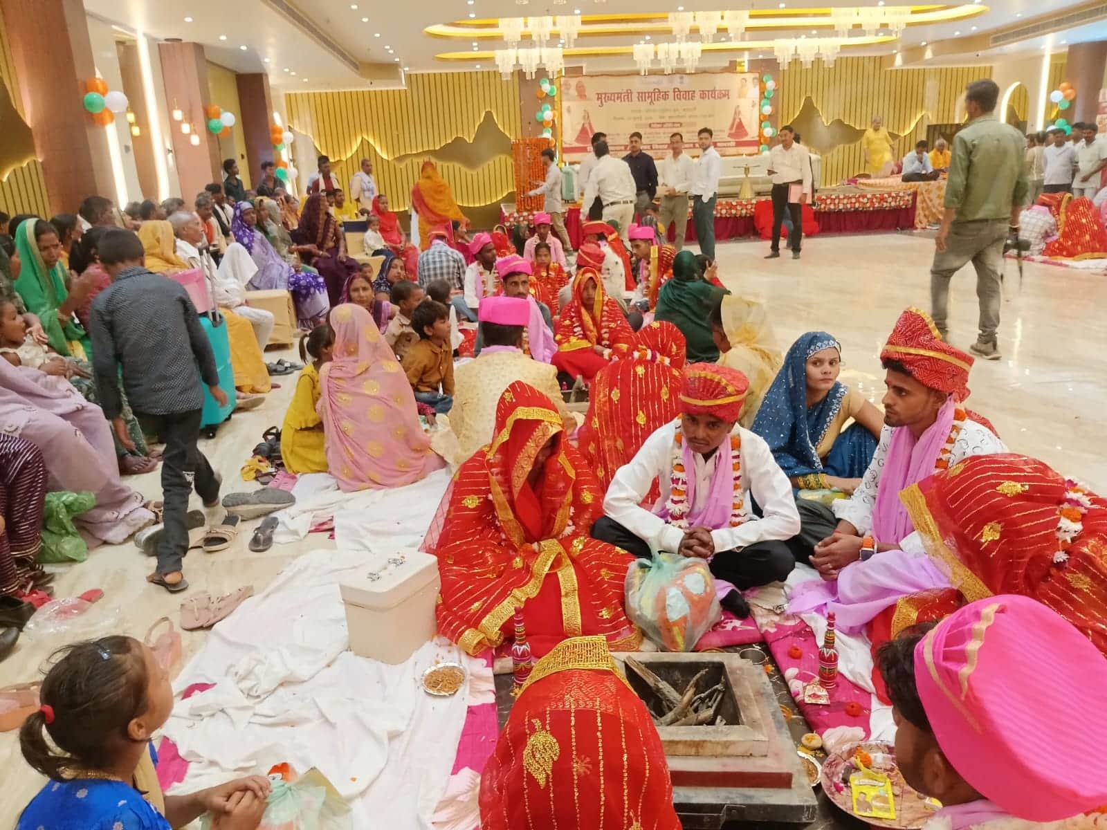इकौना के एक होटल में आयोजित सामूहिक विवाह कार्यक्रम में हवन कुंड के पास बैठे वर-वधू।