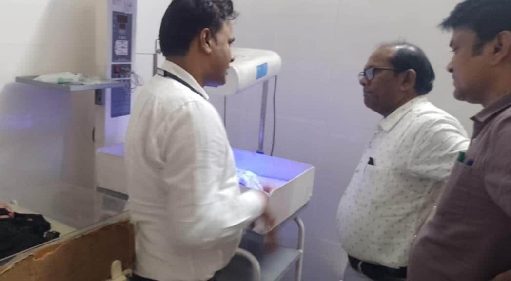 इकौना सीएचसी का निरीक्षण करते एसीएमओ।